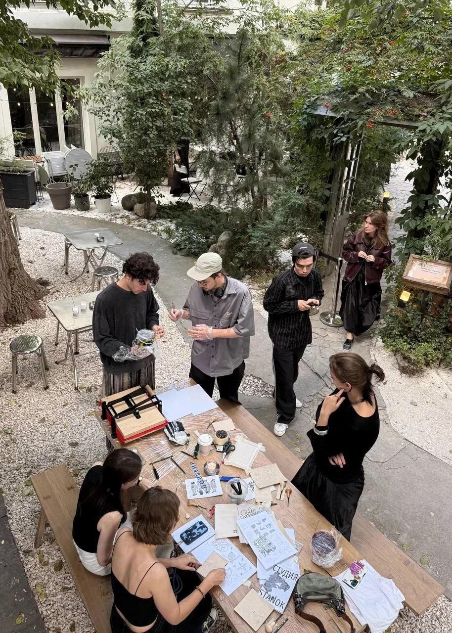 Producción audiovisual integral en Be Social Group: rodaje profesional con equipo técnico, cámaras de cine, dirección de arte y coordinación creativa para campañas publicitarias