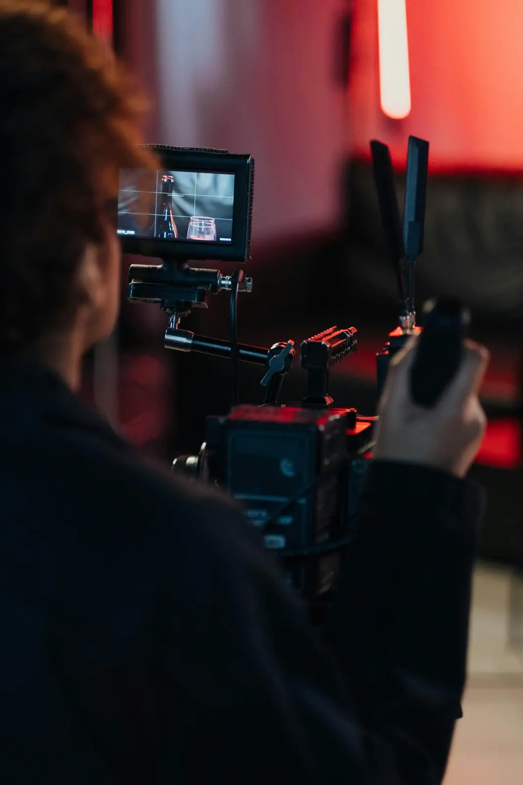 Cámara profesional de filmación en set de producción audiovisual corporativa, grabación de video publicitario con equipo técnico profesional para campañas de marketing digital y contenido de marca